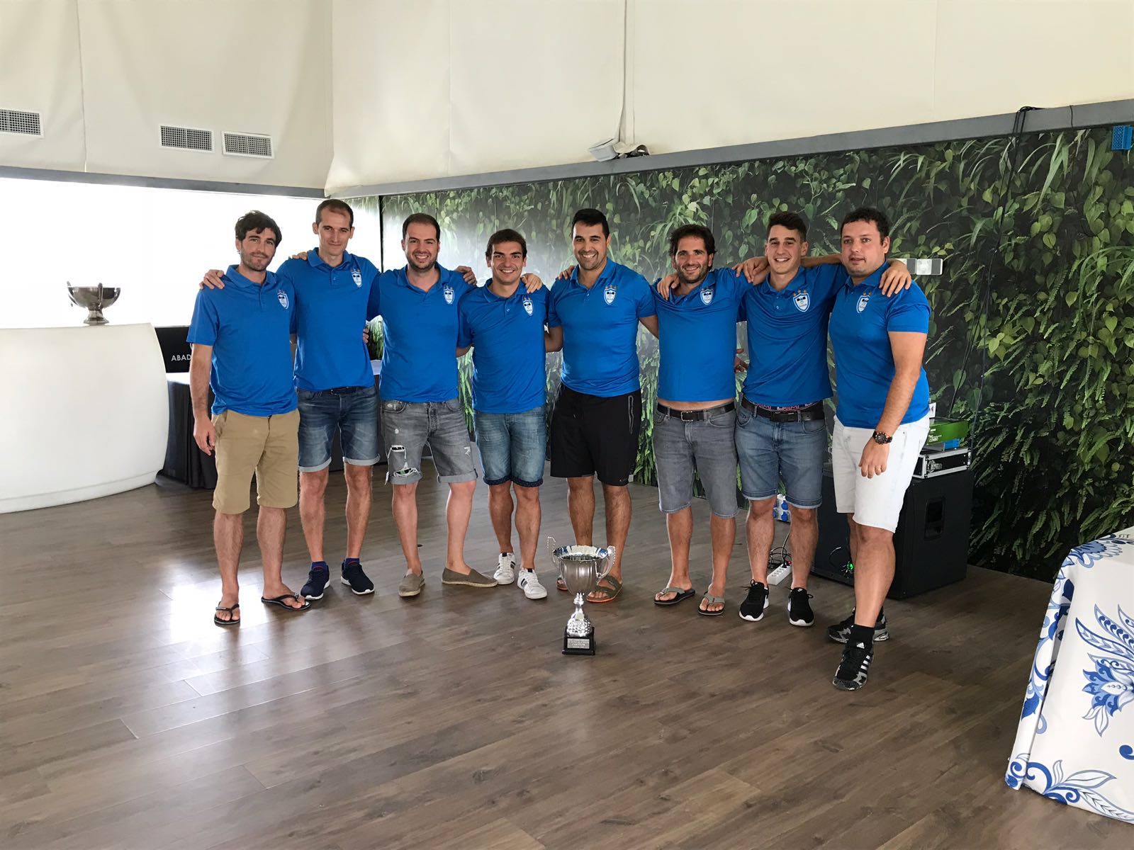 CON LA COPA DE CAMPEONES